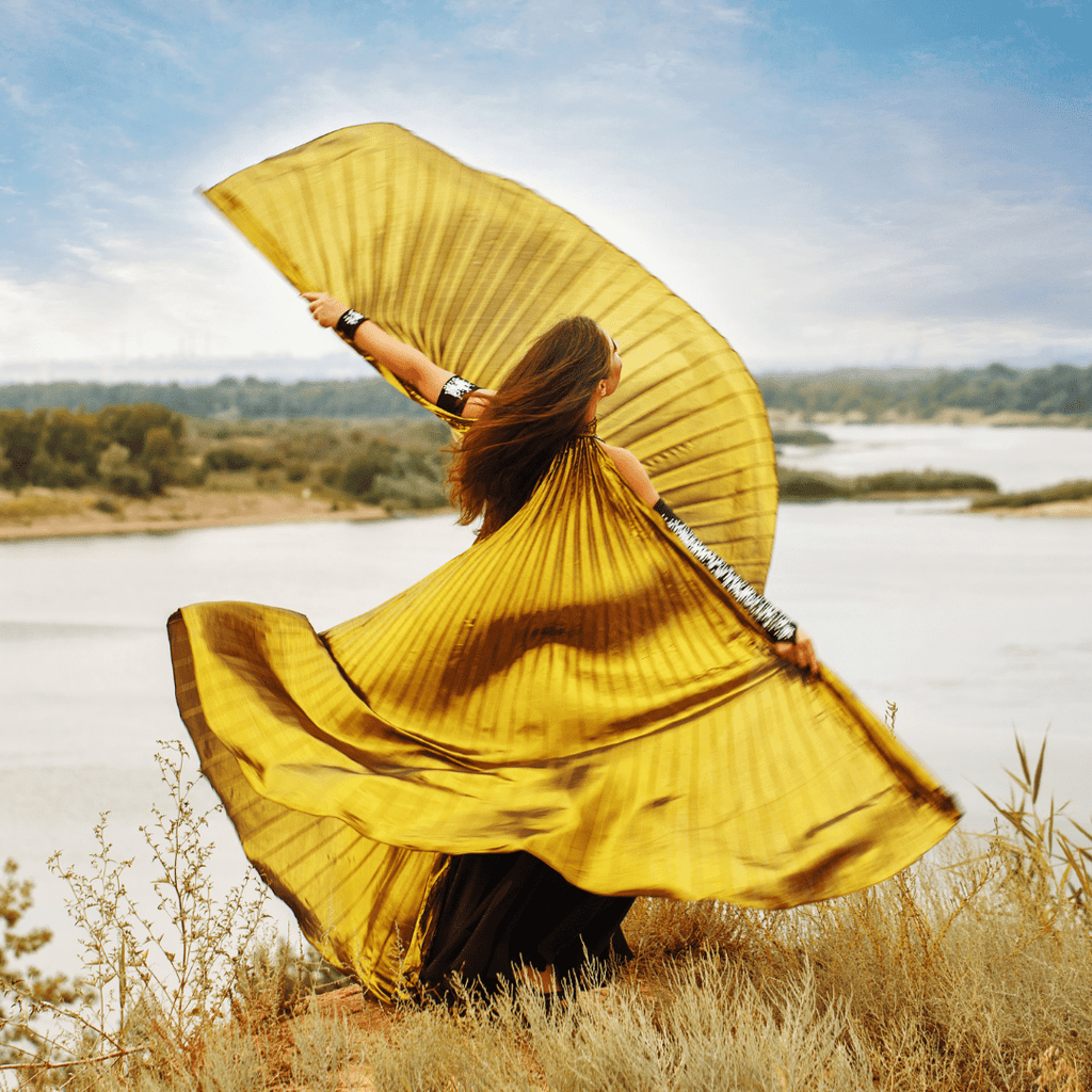 La Danse Dorée : Quand les Bijoux Plaqués Or Tissent les Étoiles de la Mode - KUBE STORE